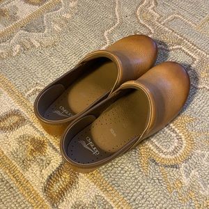 New Dansko Burnished Leather Clogs 40W